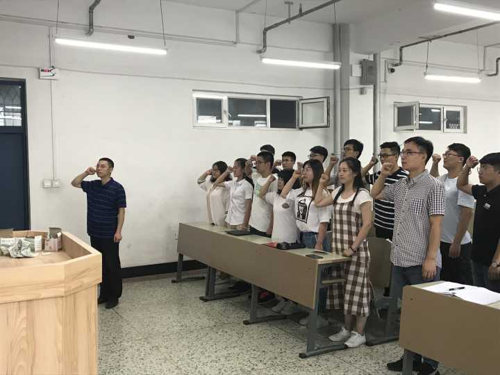 车辆工程青年教师与毕业生党员向党旗宣誓